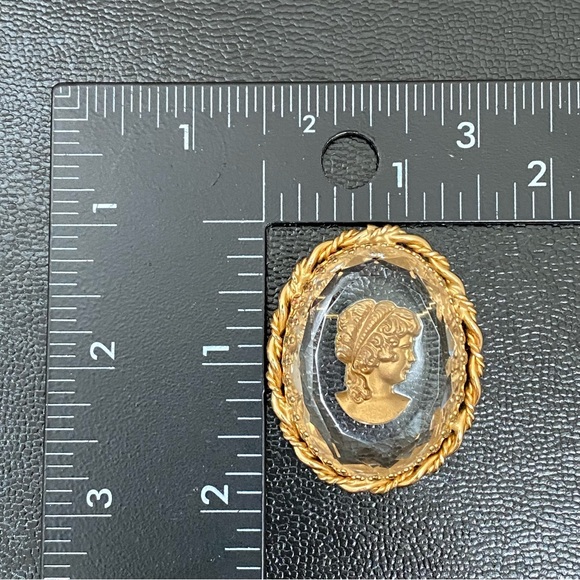 Vintage Unsigned Gold-tone Intaglio Cameo Victorian Revival Brooch - Picture 7 of 11